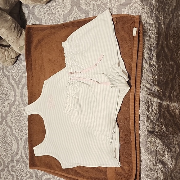 2 pc Pjs - Picture 1 of 6